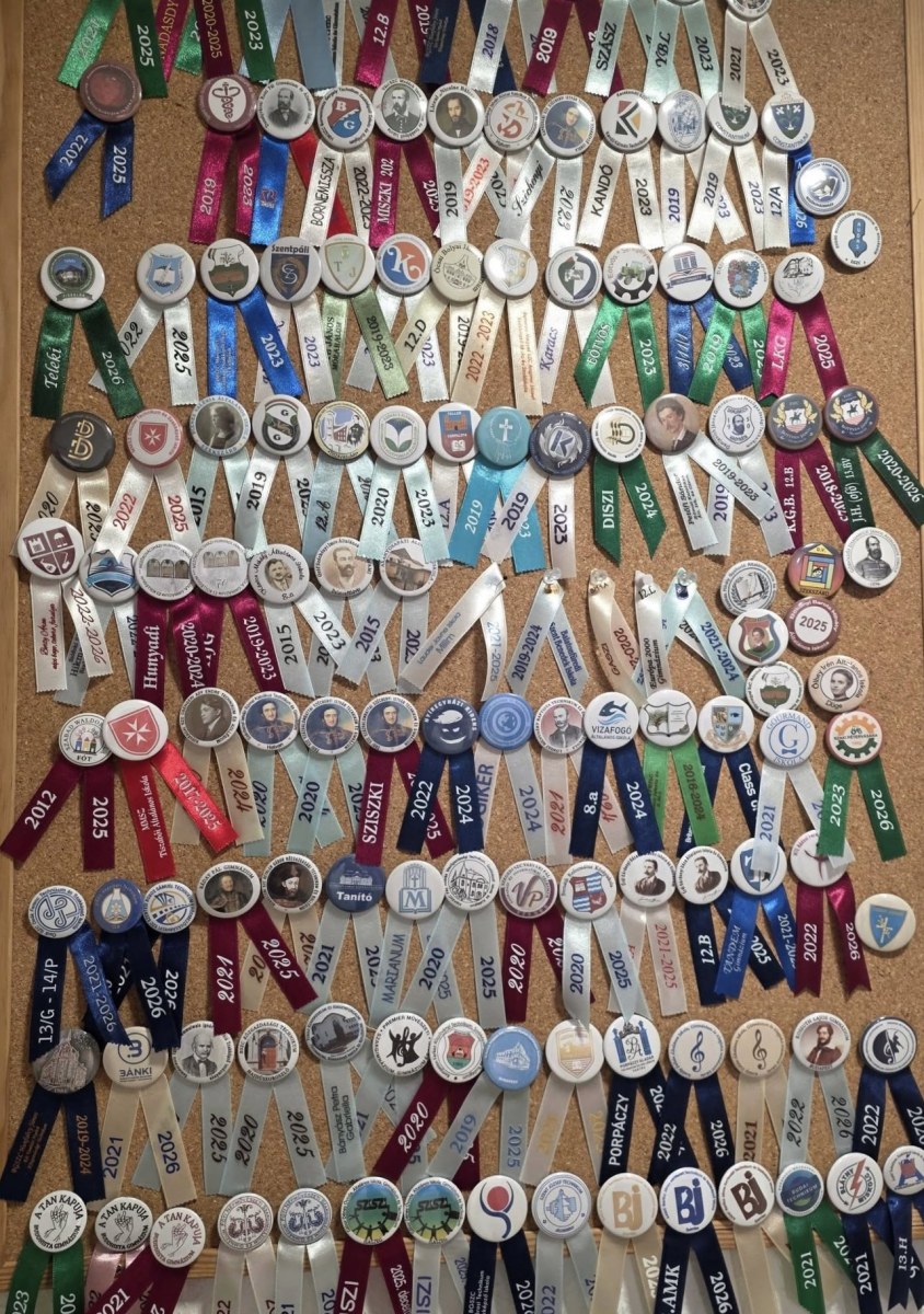 Avatószalag jelvényes